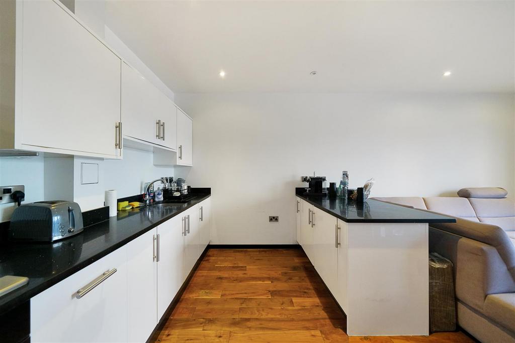 Flat 21, Crystal Court - Us IT63 LNr Hd Iv Wjt Dq N3.jpg