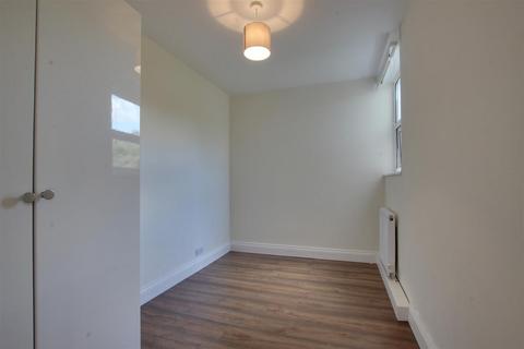 2 bedroom flat to rent, Merridene, London