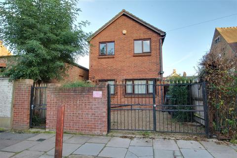 3 bedroom detached house to rent, Armfield Road, Enfield