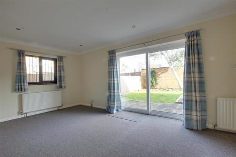 3 bedroom detached house to rent, Armfield Road, Enfield