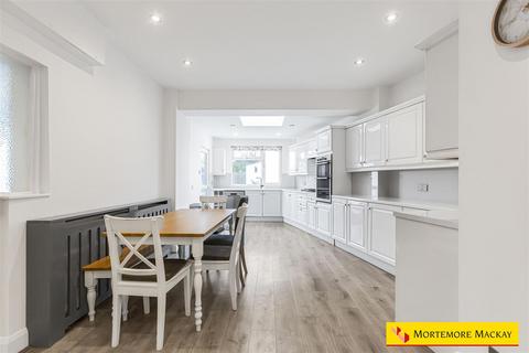 17 Cadogan Gardens, London, N21 1ES