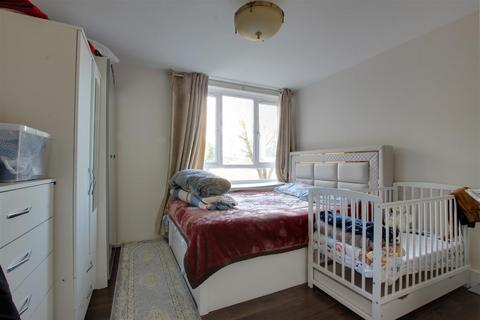 2 bedroom flat for sale, Merridene, London