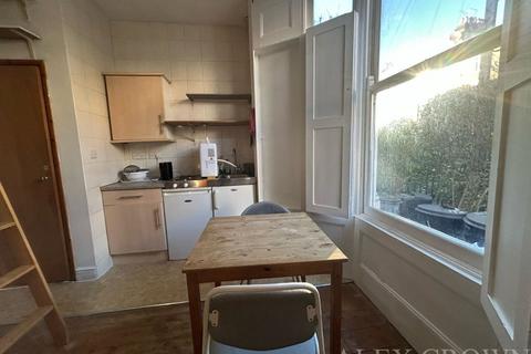 Studio to rent, Bryantwood Road, Holloway