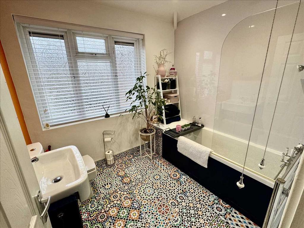 Spacious BATHROOM