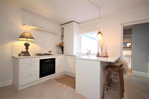 2 bedroom end of terrace house to rent, Stoke Fields, Guildford