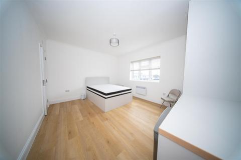 1 bedroom in a house share to rent, Bath Road, Hounslow TW4