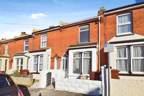 3 bedroom terraced house to rent, Chaucer Road Gillingham ME7