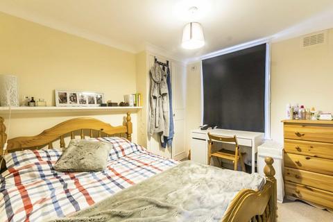 2 bedroom flat to rent, Tremadoc Road, London SW4