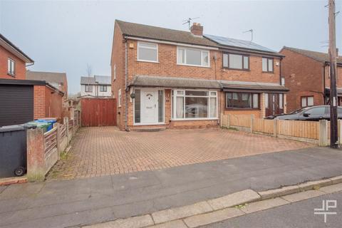 3 bedroom semi-detached house to rent, Chiltern Avenue, Manchester M46