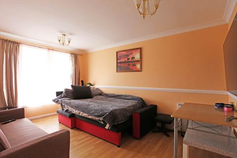 1 bedroom flat for sale, Ibscott Close, Dagenham, RM10