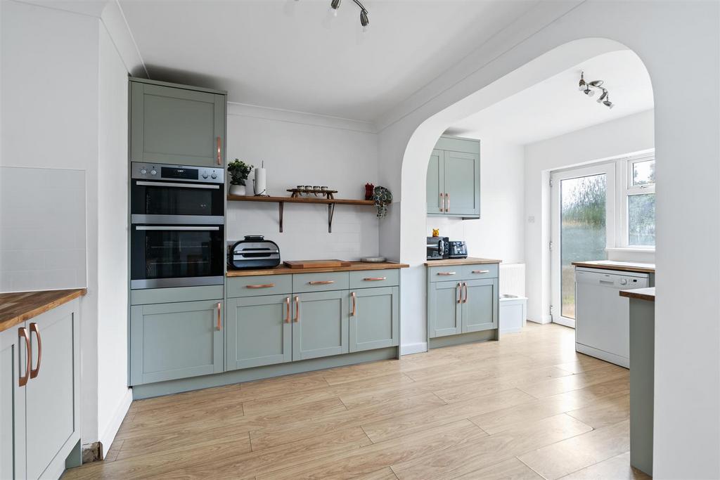 47 Chantry Heath Crescent 4.jpg