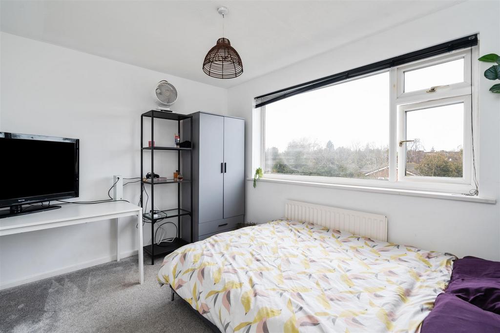 47 Chantry Heath Crescent 10.jpg