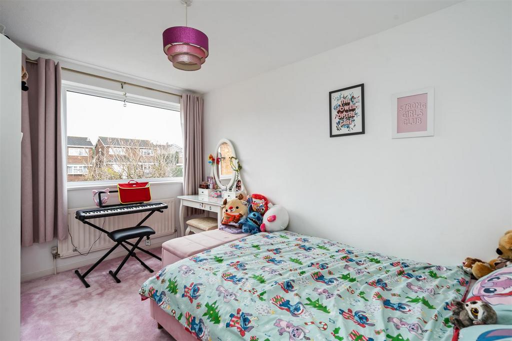 47 Chantry Heath Crescent 9.jpg