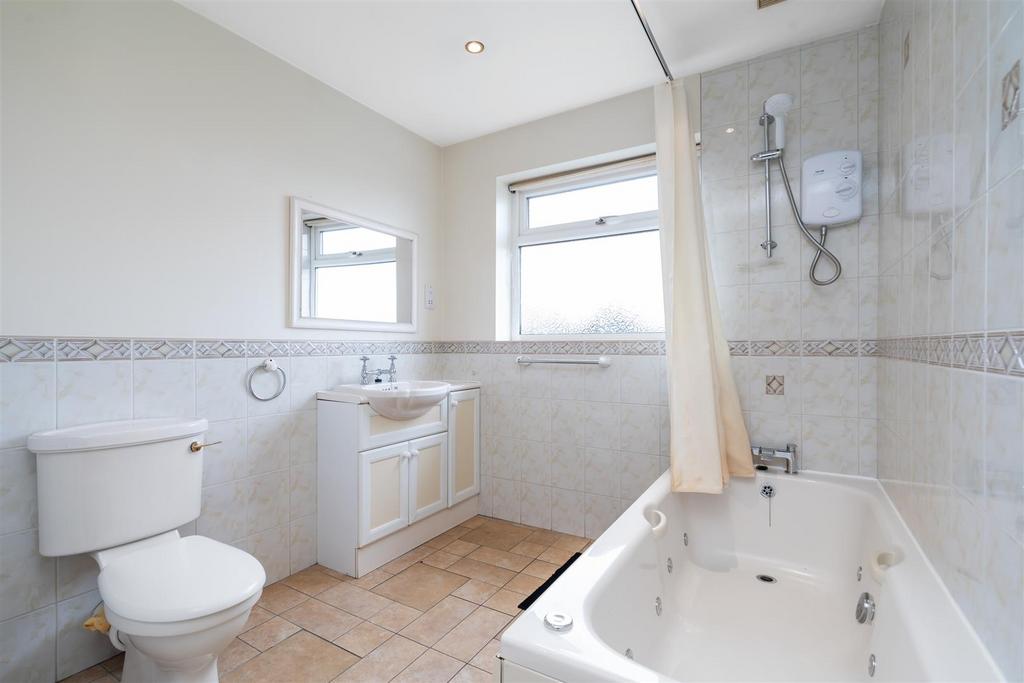 47 Chantry Heath Crescent 13.jpg