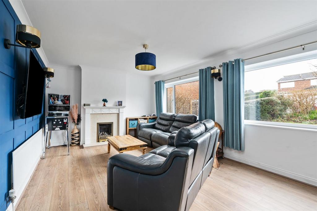 47 Chantry Heath Crescent 1.jpg