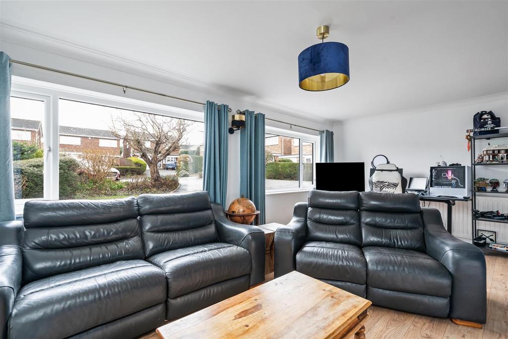 47 Chantry Heath Crescent 2.jpg