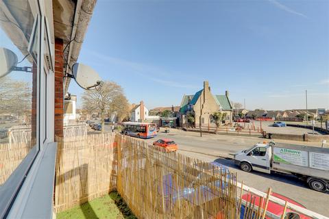 2 bedroom flat to rent, South Street, Lancing