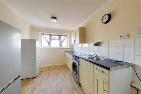 2 bedroom flat to rent, South Street, Lancing