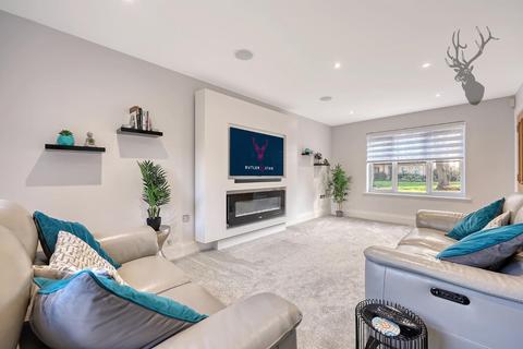 5 bedroom detached house for sale, Kings Wood Park, Epping