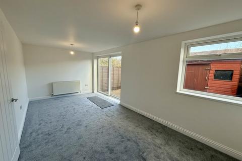 3 bedroom terraced house to rent, Spenser Walk, South Shields