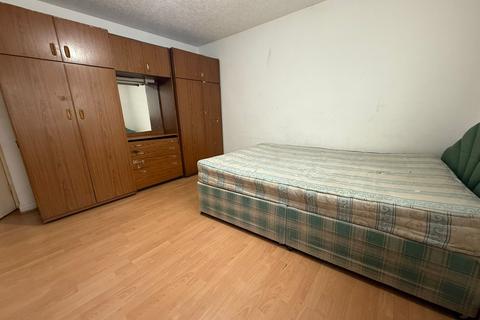 2 bedroom flat to rent, Beavers Lane, Hounslow TW4