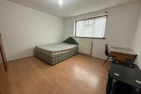 2 bedroom flat to rent, Beavers Lane, Hounslow TW4