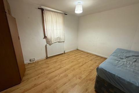 2 bedroom flat to rent, Beavers Lane, Hounslow TW4