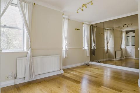 3 bedroom end of terrace house to rent, West Square Kennington SE11