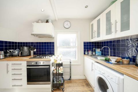 2 bedroom flat for sale, Cornwall Road, London N4