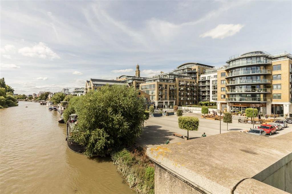 Kew Bridge Road, Brentford TW8 2 bed flat - £3,400 pcm (£785 pw)