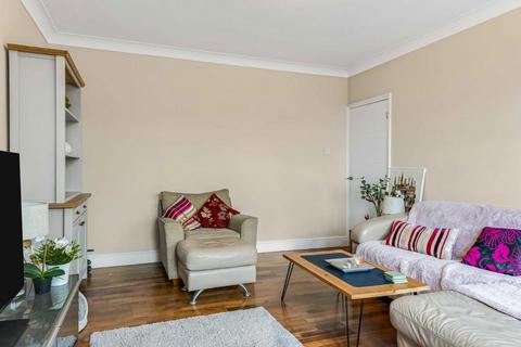 2 bedroom flat to rent, Woodfield Avenue, London SW16