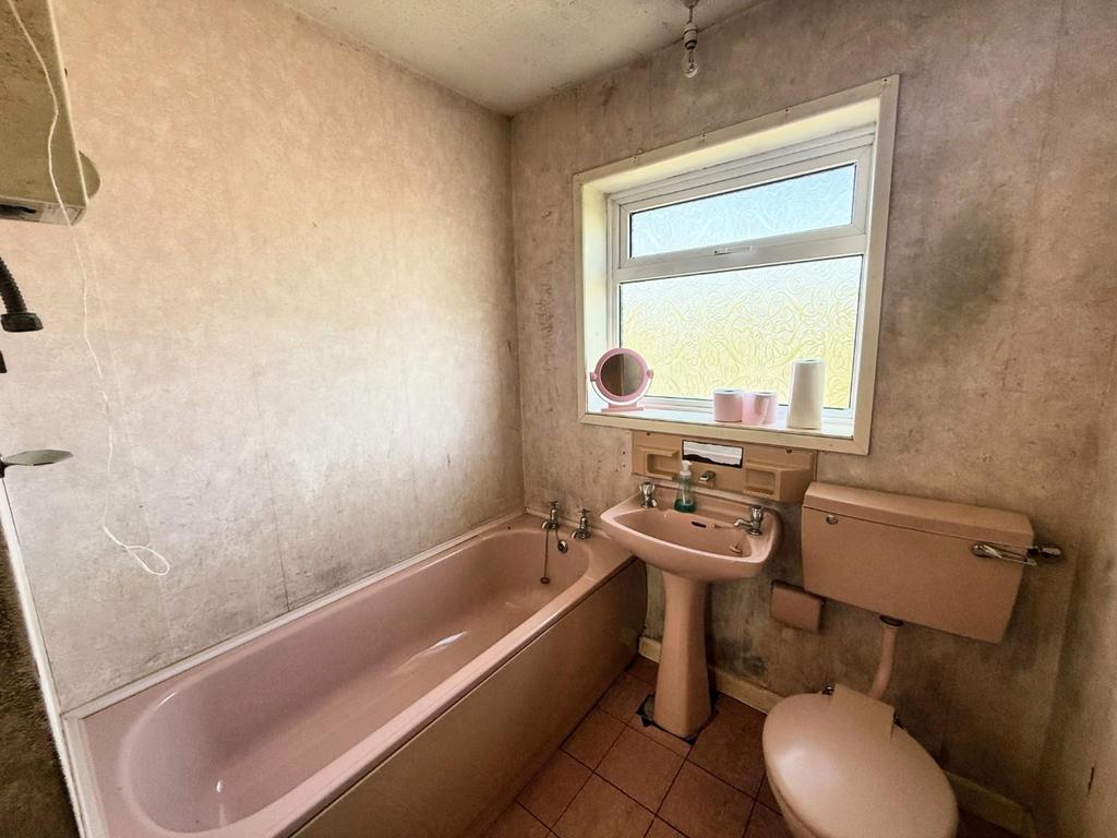 Hollycroft bathroom.JPG