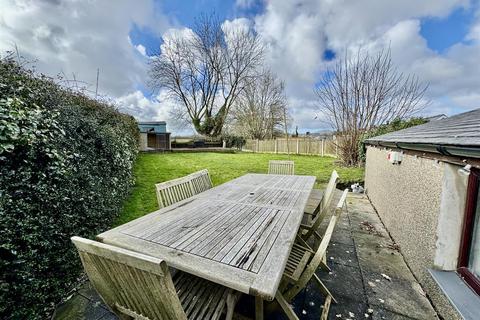 undefined, Efailnewydd, Pwllheli