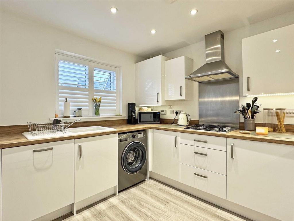 Kitchen b.jpg