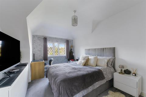 2 bedroom detached house to rent, Tattenham Way, Burgh Heath, Tadworth