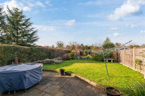 2 bedroom detached house to rent, Tattenham Way, Burgh Heath, Tadworth