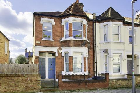 3 bedroom maisonette for sale, Daphne Street, London