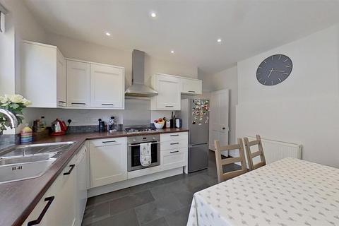 3 bedroom maisonette for sale, Daphne Street, London