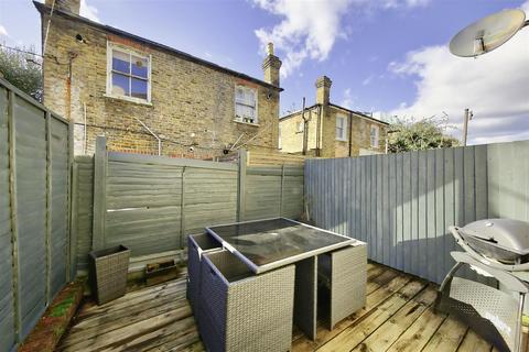 3 bedroom maisonette for sale, Daphne Street, London