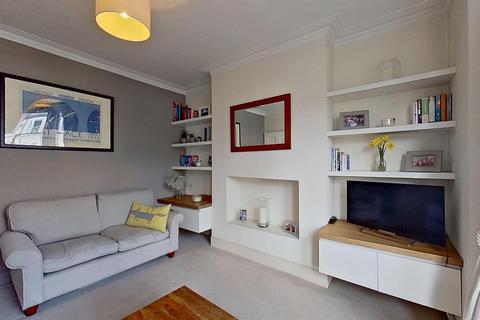 3 bedroom maisonette for sale, Daphne Street, London