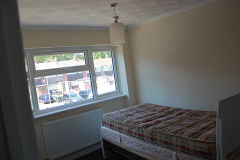 3 bedroom detached house to rent, Emerald Road, Luton LU4