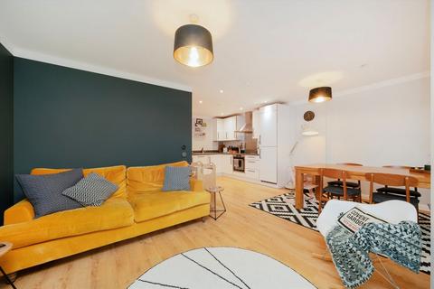 2 bedroom flat for sale, Queensland Road, London N7