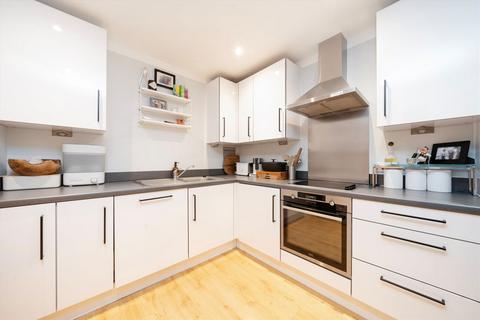 2 bedroom flat for sale, Queensland Road, London N7