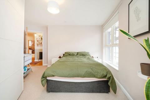 2 bedroom flat for sale, Queensland Road, London N7