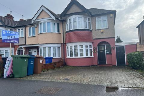 3 bedroom semi-detached house to rent, Clitheroe Avenue, Harrow HA2