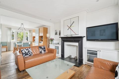 4 bedroom semi-detached house for sale, Chiltern Avenue, Bushey, WD23