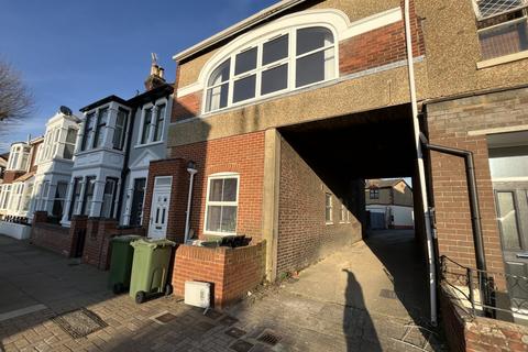 2 bedroom flat to rent, Gladys Avenue Portsmouth PO2