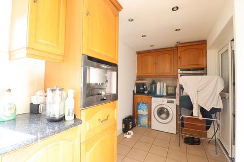 1 bedroom in a house share to rent, Ripon Gardens, Ilford