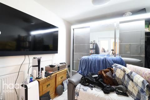1 bedroom in a house share to rent, Ripon Gardens, Ilford