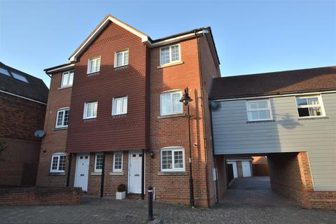 4 bedroom house to rent, Chertsey Street, Fleet GU51